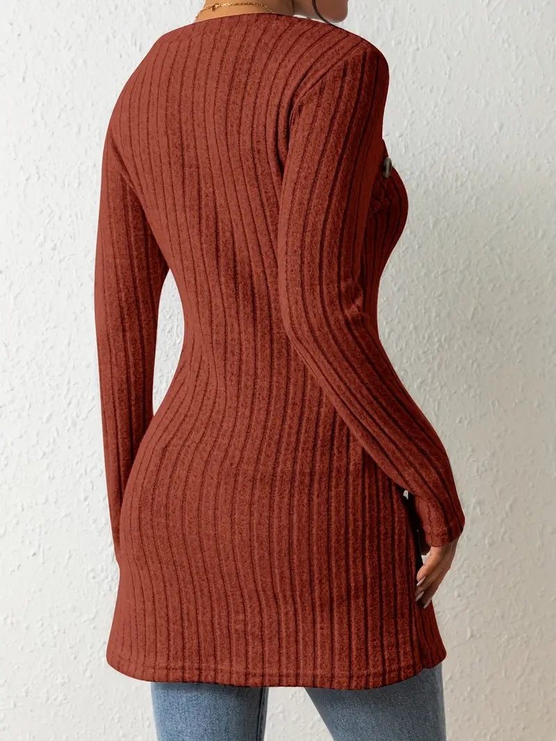 Julia - Asymmetrisches Top mit Knöpfen und gerippter Struktur