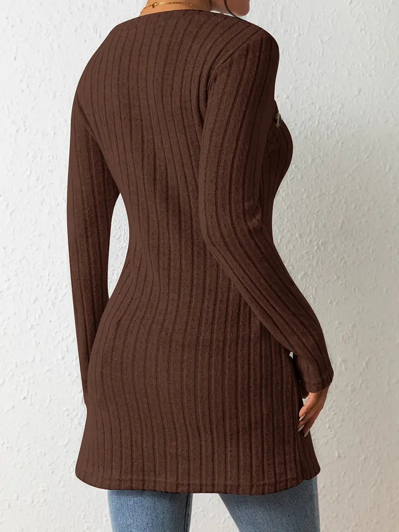 Julia - Asymmetrisches Top mit Knöpfen und gerippter Struktur