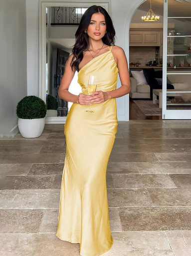 Shyla Kleid | Ein schickes einseitiges, schmal geschnittenes langes Kleid